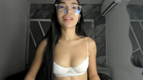 mia_petiteht online show from 1, 7, 2026