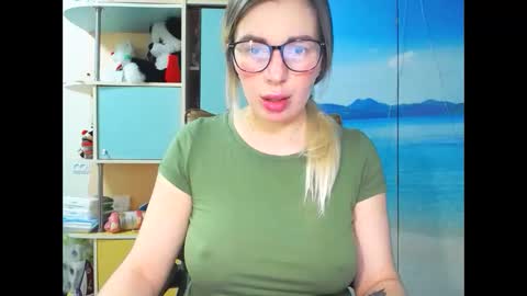 Snapshot of mia_sunnyy chatting on 21, 11, 2025 Mia. online show from 21, 11, 2025