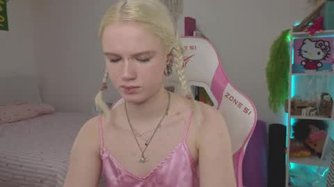 Snapshot of mia_waterlily chatting on 17, 4, 2026 Mia online show from 17, 4, 2026