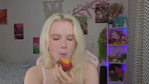 Snapshot of mia_waterlily chatting on 4, 5, 2026 Mia online show from 4, 5, 2026
