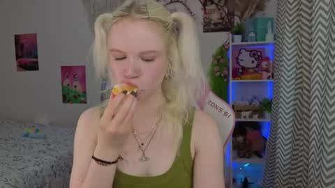 Snapshot of mia_waterlily chatting on 9, 5, 2026 Mia online show from 9, 5, 2026