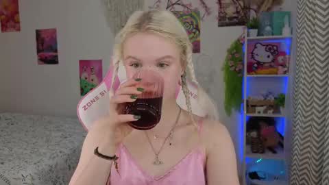 Snapshot of mia_waterlily chatting on 13, 5, 2026 Mia online show from 13, 5, 2026