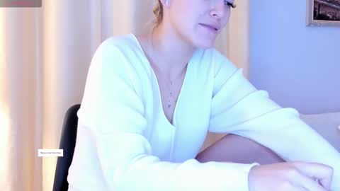 Mia White  online show from 15, 12, 2025