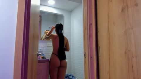 Snapshot of mia_world_ chatting on 20, 11, 2025 online show from 20, 11, 2025