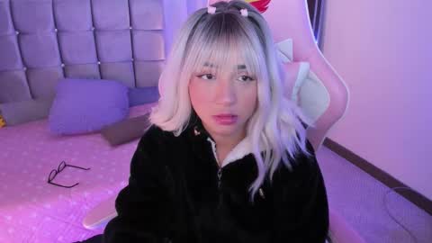 mia  nicolle online show from 20, 9, 2025