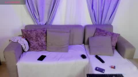 mia red hair molly short hair online show from 24, 5, 2026