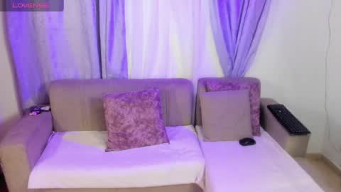 Snapshot of miaandmolly_ chatting on 6, 6, 2026 mia red hair molly short hair online show from 6, 6, 2026