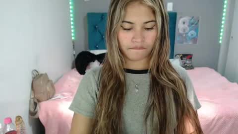 Snapshot of miabeautysex chatting on 3, 8, 2026 mia online show from 3, 8, 2026