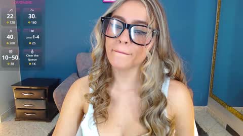 Snapshot of miacarperrlux chatting on 3, 1, 2025 MiaCarper online show from 3, 1, 2025