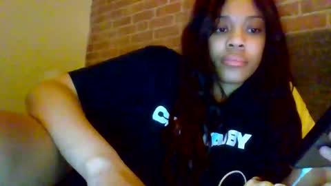 Snapshot of miamuffin8 chatting on 12, 11, 2025 MiaMuffn online show from 12, 11, 2025