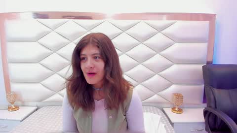 Snapshot of miaqueen021 chatting on 4, 2, 2025 Sweetie Mia online show from 4, 2, 2025