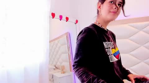 Snapshot of miaqueen021 chatting on 19, 2, 2025 Sweetie Mia online show from 19, 2, 2025