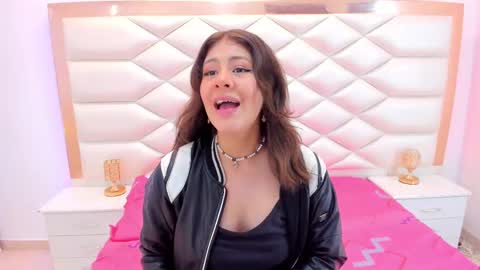 Snapshot of miaqueen021 chatting on 25, 2, 2025 Sweetie Mia online show from 25, 2, 2025