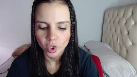 miarobinn_ online show from 1, 12, 2024