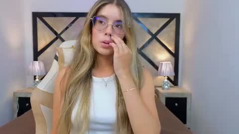 Snapshot of miasilverr chatting on 21, 7, 2026 Mia online show from 21, 7, 2026