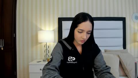 Mia Sweetth online show from 1, 2, 2025