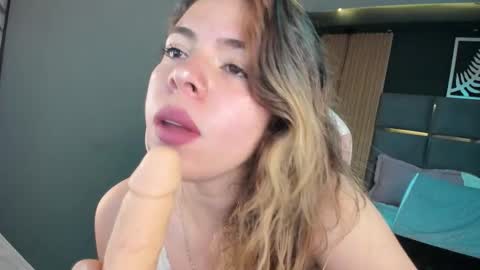 Snapshot of miatorres4 chatting on 4, 11, 2025 miatorres4 online show from 4, 11, 2025