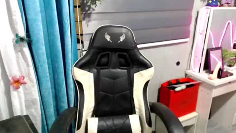 Snapshot of miatrixs chatting on 19, 12, 2025 Mia online show from 19, 12, 2025