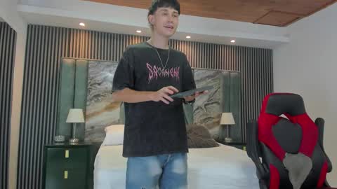 Snapshot of michaeel_blue chatting on 9, 10, 2025 Michael online show from 9, 10, 2025