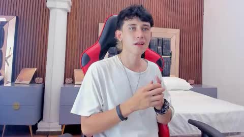 Snapshot of michaeel_blue chatting on 17, 10, 2025 Michael online show from 17, 10, 2025