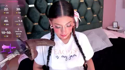 Snapshot of micki__ chatting on 23, 10, 2025 Micki online show from 23, 10, 2025