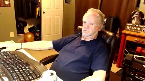 Snapshot of midwestdad09 chatting on 20, 10, 2025 midwestdad09 online show from 20, 10, 2025