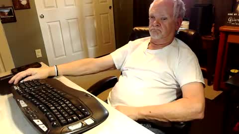 Snapshot of midwestdad09 chatting on 22, 10, 2025 midwestdad09 online show from 22, 10, 2025