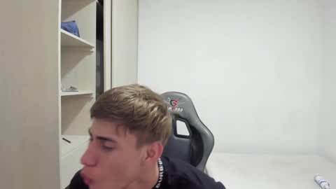 Snapshot of miguel_hz chatting on 26, 11, 2025 Miguel Hernandez online show from 26, 11, 2025