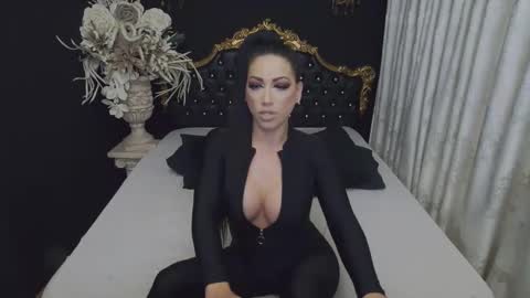 Snapshot of mikaelajensen chatting on 13, 10, 2025 Mikaela online show from 13, 10, 2025