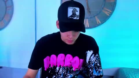 Mike 0233 online show from 12, 1, 2025