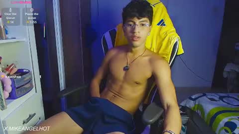Snapshot of mike_pineapple chatting on 21, 6, 2026 Mike Pineapple online show from 21, 6, 2026