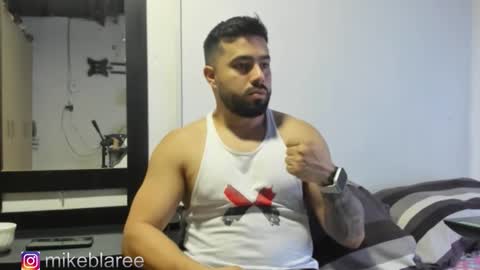 Snapshot of mikeblaree chatting on 25, 10, 2025 mikeblaree online show from 25, 10, 2025