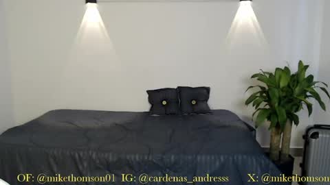 Snapshot of mikethomson01 chatting on 18, 4, 2026 Mike online show from 18, 4, 2026