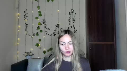 Snapshot of mikkey_mouse8 chatting on 30, 4, 2026 Adalina online show from 30, 4, 2026