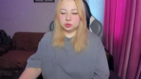 Snapshot of mila_foxxxy chatting on 12, 11, 2025 Mila shy sensual person online show from 12, 11, 2025