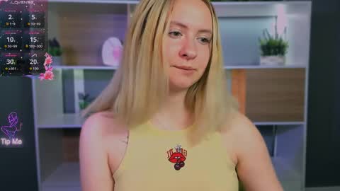 Snapshot of mila_glow chatting on 28, 4, 2026 mila_glow online show from 28, 4, 2026