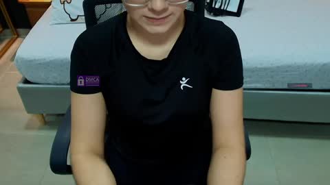 Snapshot of mila_kiitty chatting on 29, 4, 2026 Milena online show from 29, 4, 2026