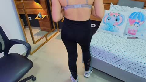 Snapshot of mila_kiitty chatting on 27, 5, 2026 Milena online show from 27, 5, 2026