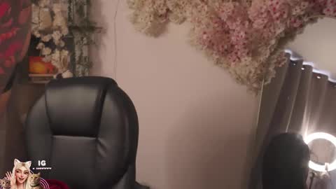 Snapshot of mila_snoow chatting on 1, 11, 2025 M I L A online show from 1, 11, 2025