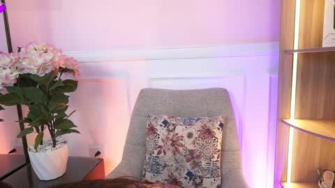 milacrave online show from 9, 4, 2026