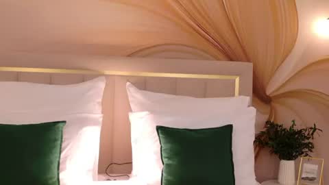 Snapshot of milaleoneli chatting on 22, 7, 2026 milaleoneli online show from 22, 7, 2026