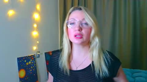 Snapshot of milasmille chatting on 20, 10, 2025 milasmille online show from 20, 10, 2025