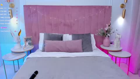 Snapshot of milavox chatting on 8, 3, 2025 Mia online show from 8, 3, 2025