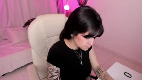 Snapshot of mileyberry chatting on 16, 10, 2025 IEY EY online show from 16, 10, 2025