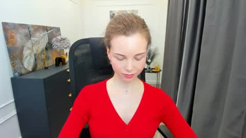 Snapshot of mileygloss chatting on 24, 4, 2026 mileygloss online show from 24, 4, 2026