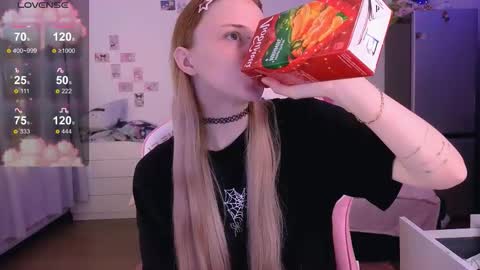 Snapshot of miliameow chatting on 5, 12, 2025 Milia online show from 5, 12, 2025