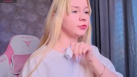 Snapshot of miliameow chatting on 15, 6, 2026 Milia online show from 15, 6, 2026