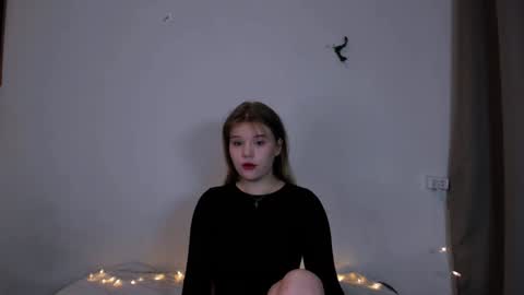 Snapshot of mina27372 chatting on 5, 1, 2025 hi Im Mina online show from 5, 1, 2025