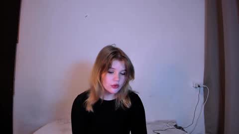 Snapshot of mina27372 chatting on 6, 1, 2025 hi Im Mina online show from 6, 1, 2025