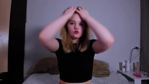 Snapshot of mina27372 chatting on 10, 2, 2025 hi Im Mina online show from 10, 2, 2025